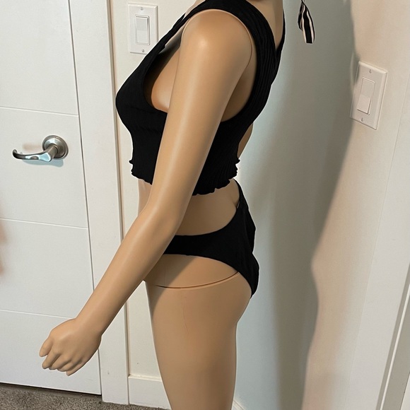 Black tank top bikini fits a size medium kind of ribbed texture - Picture 8 of 16